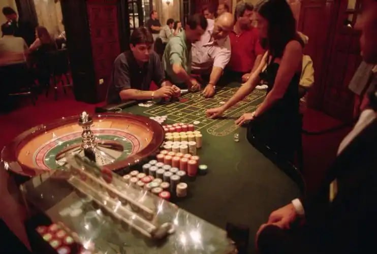 123kat Live Casino တွင် Baccarat Dealer နှင့်အတူ တိုက်ရိုက်ကစားနေသည့် မြင်ကွင်း